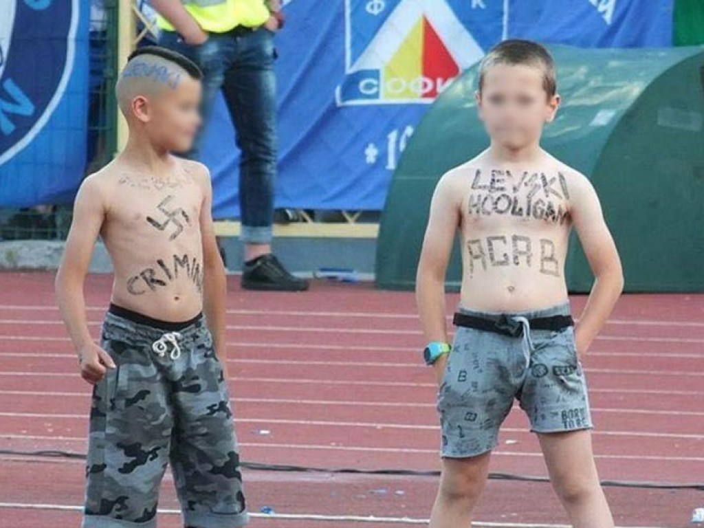 Скандал: в Болгарии футбольный матч посетили дети с нацисткой символикой (ФОТО)