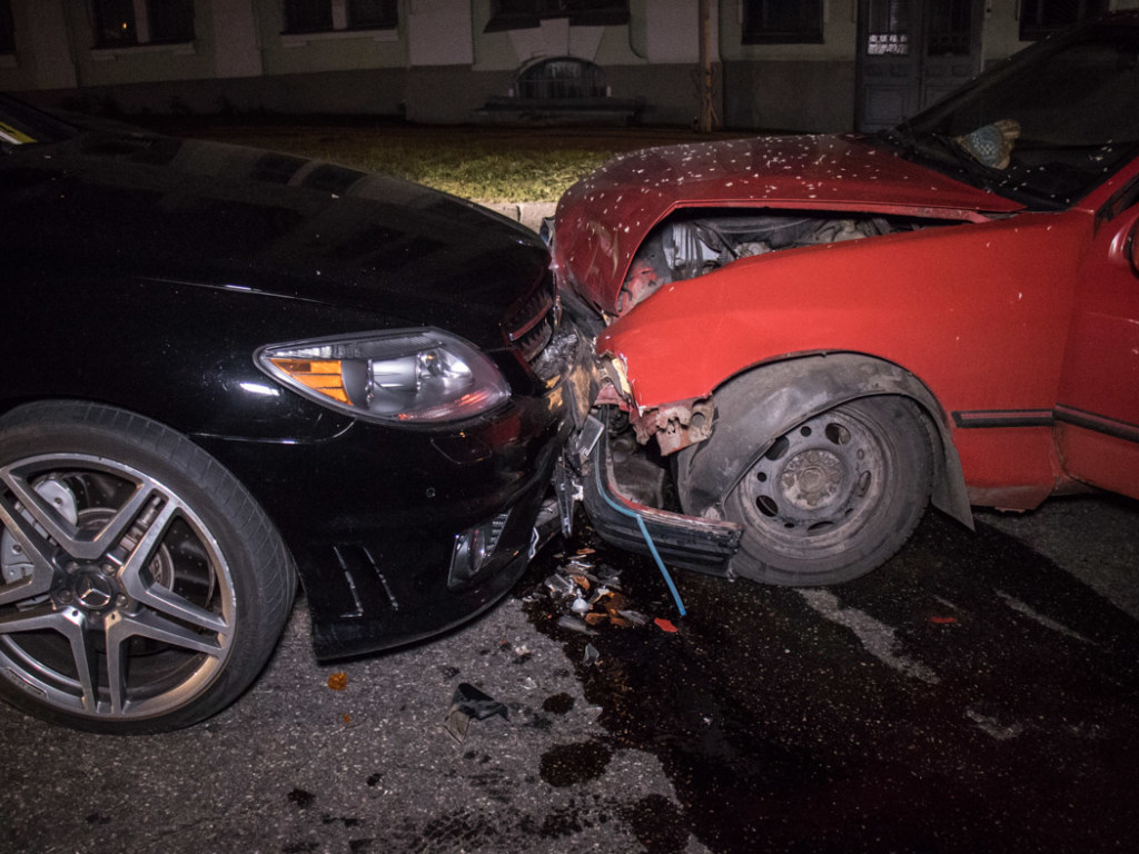 На Парковой дороге в Киеве водитель Ford под «кайфом» врезался в Mercedes (ФОТО, ВИДЕО)