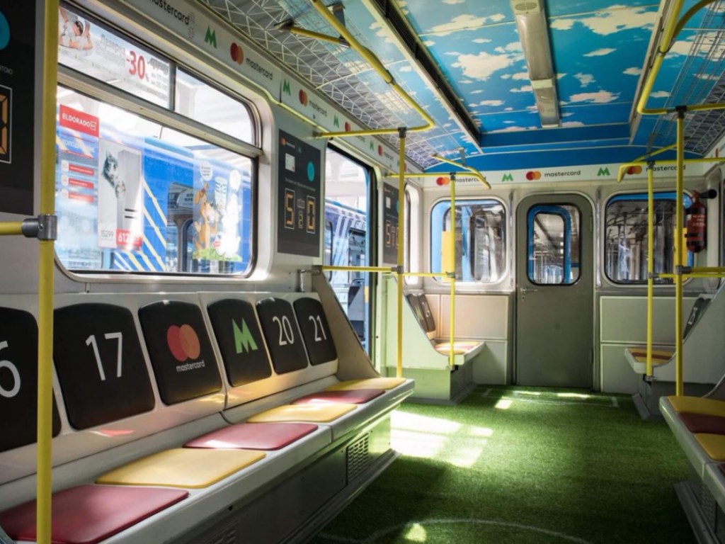 Финал Лиги Чемпионов: в столичном метро появился «вагон-стадион» (ФОТО)