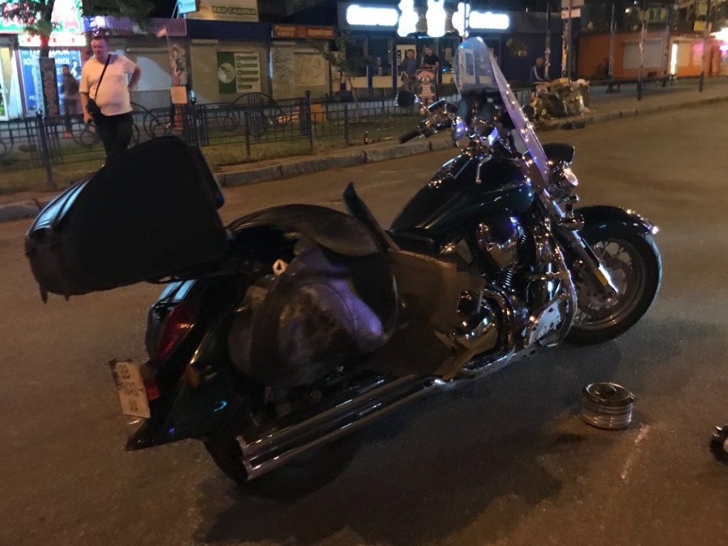 На Оболони в Киеве девушка за рулем Toyota протаранила байкерский мотоцикл (ФОТО)