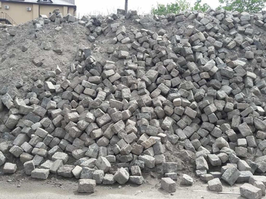 В Одессе выбросили горы старинной брусчатки (ФОТО)