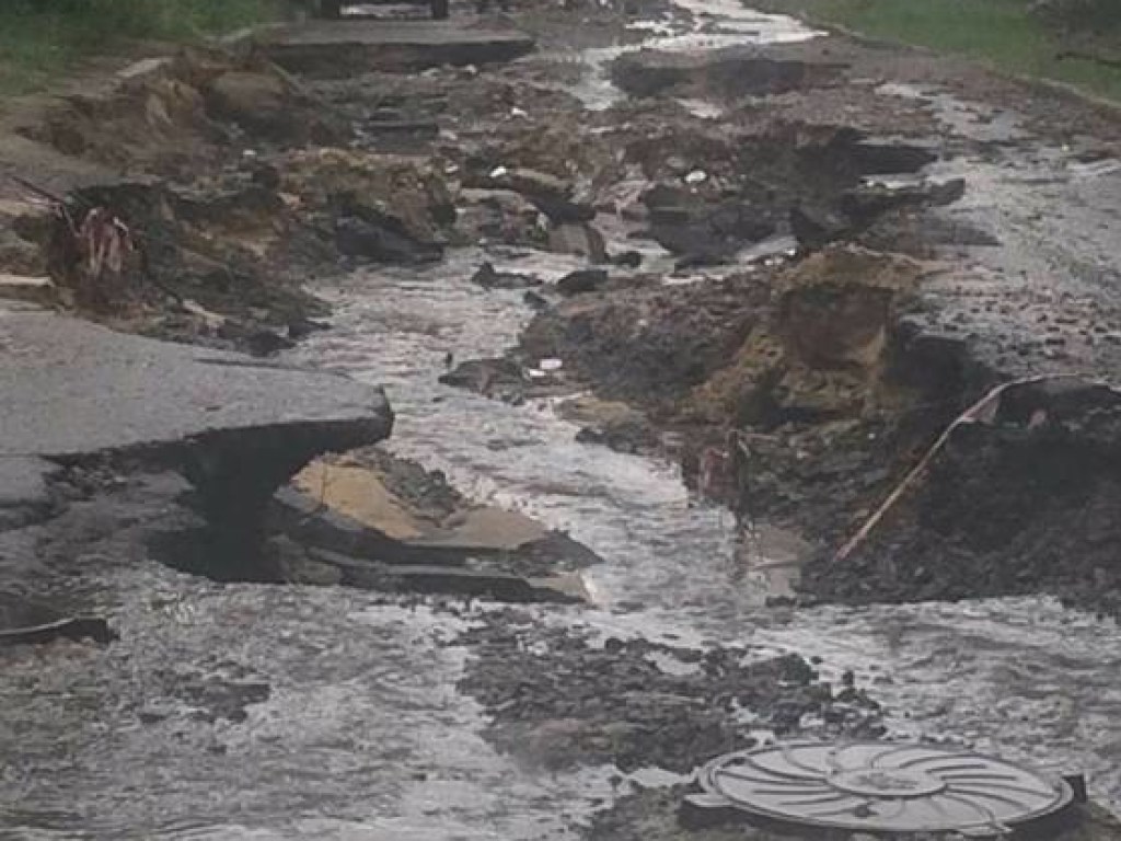 Как после бомбежки: В Сети показали ужасное состояние дороги на Харьковщине, разрушенной ливнем (ФОТО, ВИДЕО)