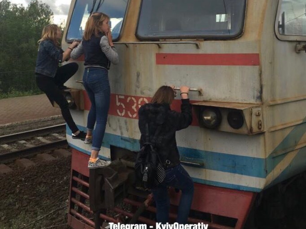Трое девушек прицепились к электропоезду на Троещине (ФОТО)
