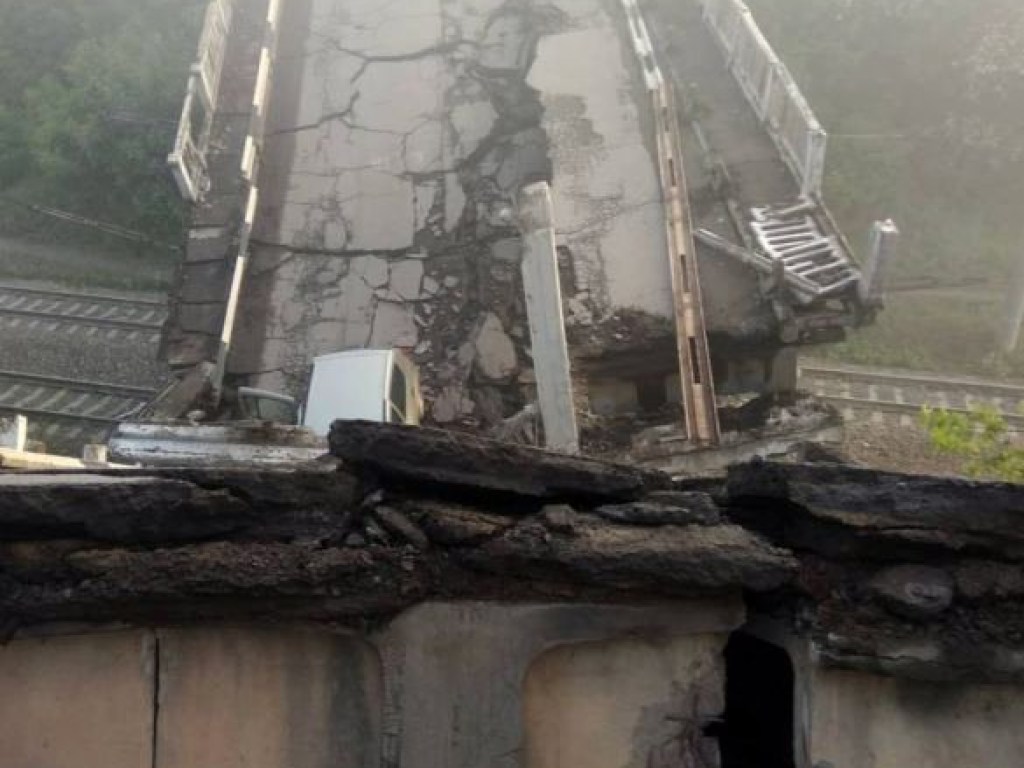 В ОРЛО взорвали мост, который соединял дорогу из Луганска в Донецк (ФОТО)