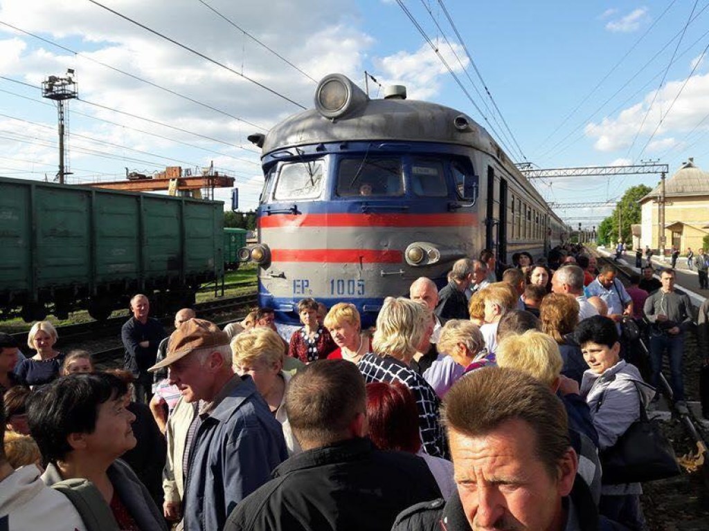 На Львовщине пассажиры перекрыли движение электрички из-за отсутствия мест в вагонах (ФОТО)