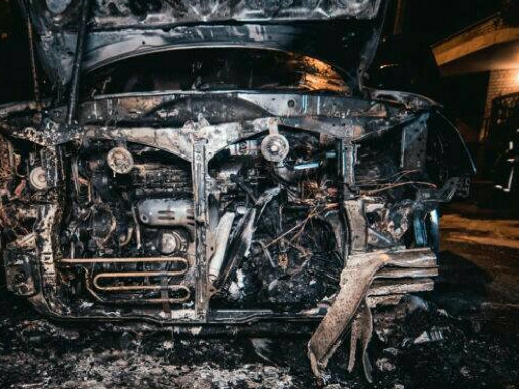 В Шевченковском районе Киева сгорели Lexus и Mitsubishi Pajero (ФОТО)