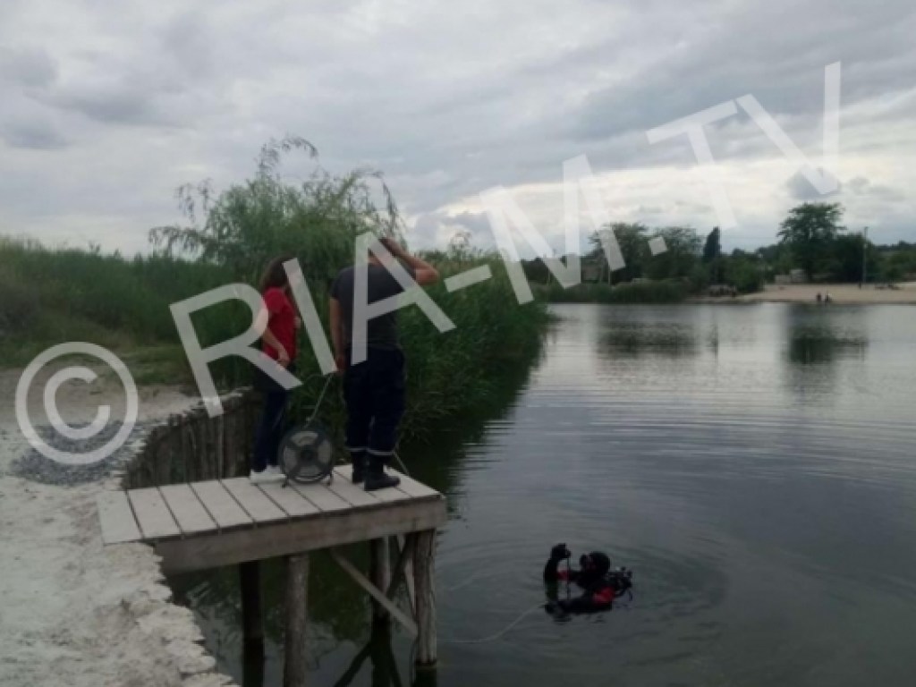 Во время поиска трупа на запорожском озере, в нем беззаботно купались взрослые и дети (ФОТО)