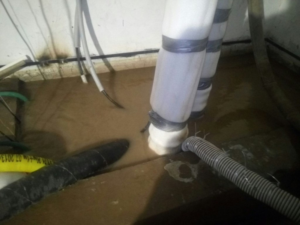 В Херсоне из-за сильного дождя затопило роддом (ФОТО)