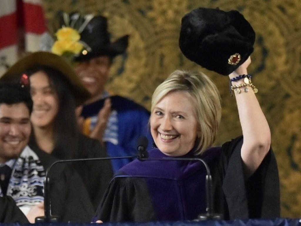 Хиллари Клинтон пришла на встречу со студентами с шапкой-ушанкой (ФОТО, ВИДЕО)