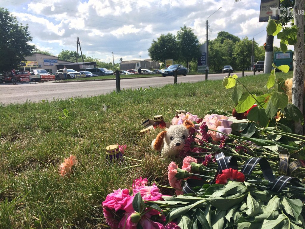 На место ДТП в Борисполе, где погибла девочка, принесли цветы и игрушки (ФОТО, ВИДЕО )