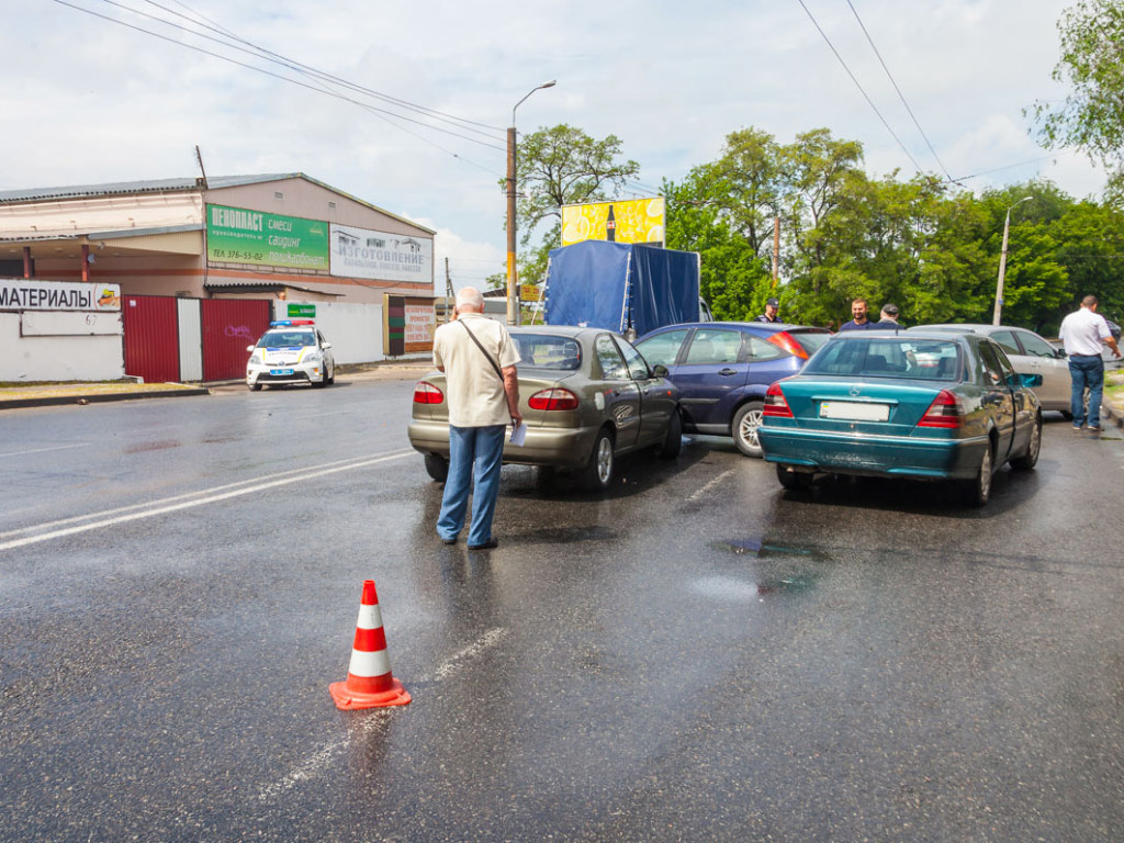 ДТП в Днепре: на перекрестке столкнулись четыре авто (ФОТО)