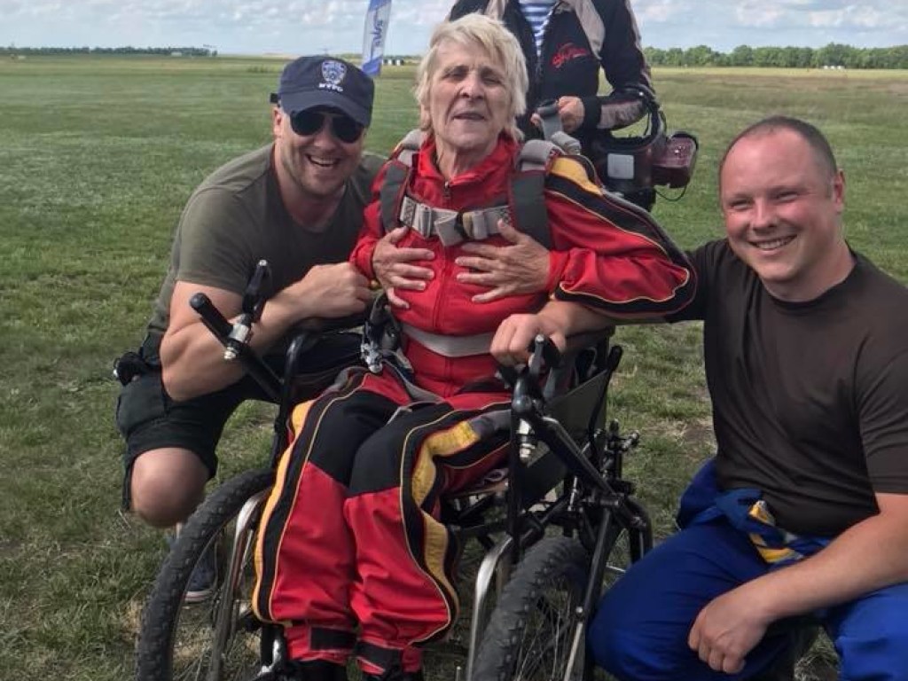 71-летняя украинка в инвалидной коляске прыгнула с парашютом (ФОТО)