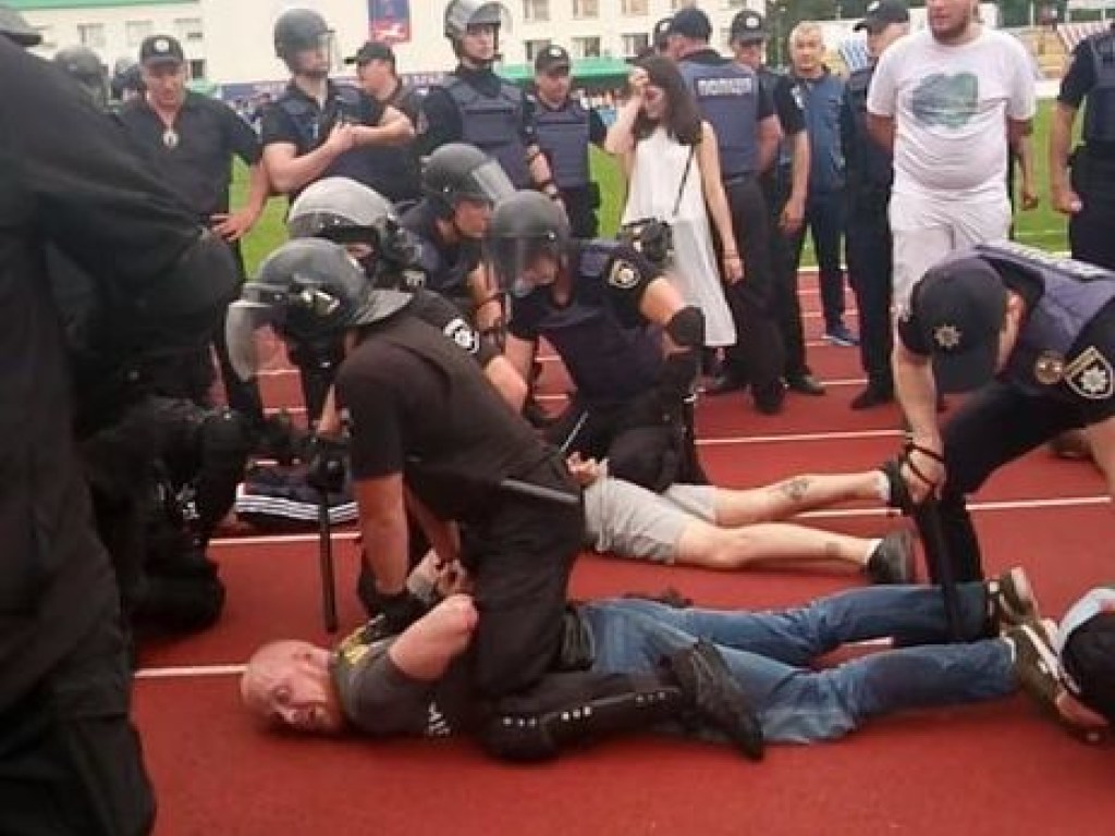 В Черкассах полиция задержала оператора телеканала, когда он снимал драку на стадионе &#8212; НСЖУ