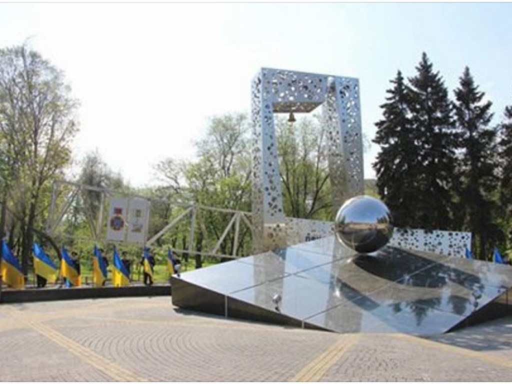 Монумент украинскому футболу: Жители Запорожья подняли на смех новый памятник (ФОТО)