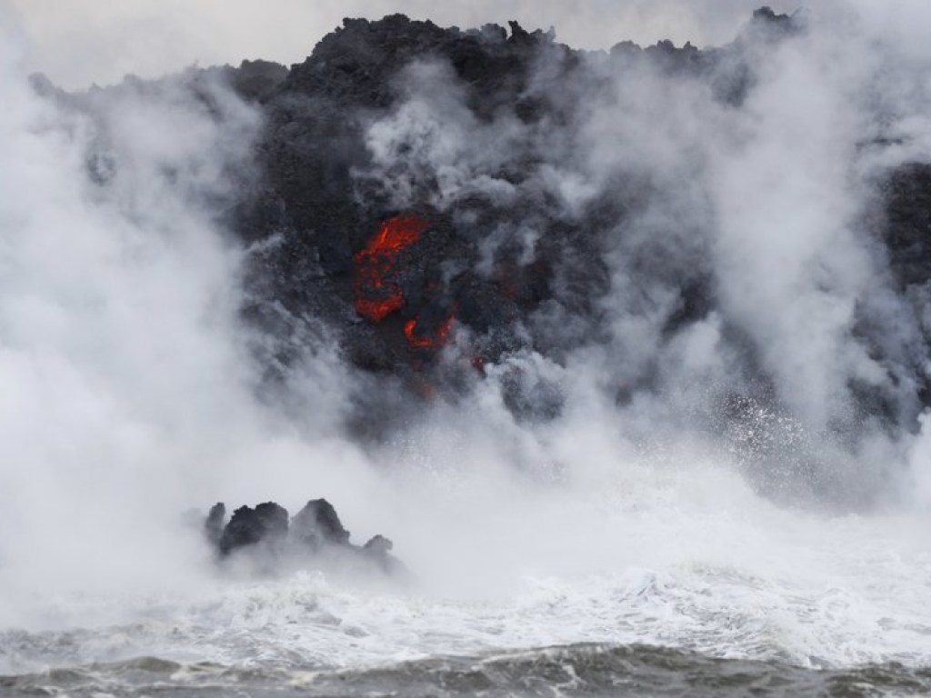 Лава из вулкана на Гавайях достигла океана, образовалось токсичное облако (ФОТО)