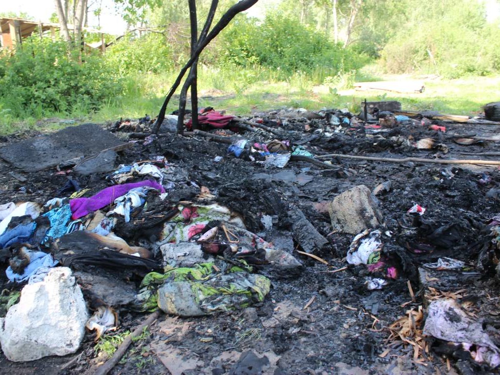 В Киеве на Лысой горе радикалы снова сожгли лагерь ромов (ВИДЕО)