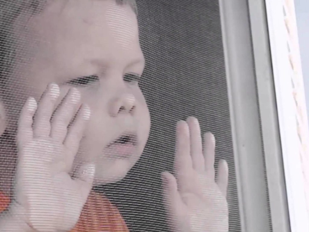 В Киеве трехлетний ребенок оперся об москитную сетку и  выпал из окна третьего этажа 