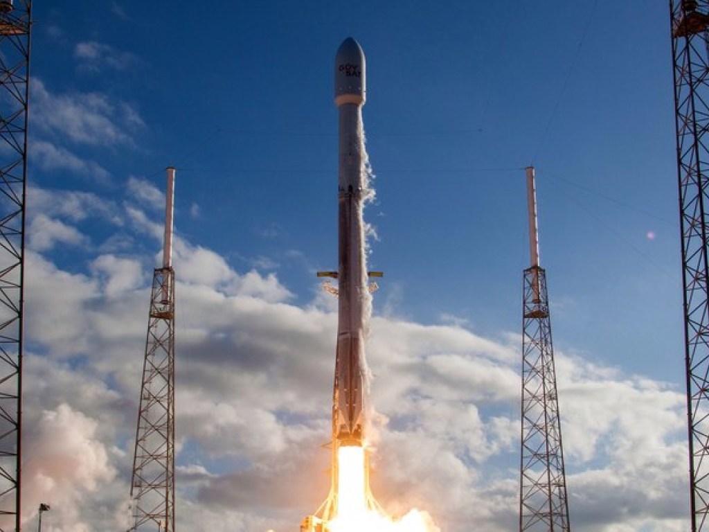 Falcon 9 за один старт выведет на орбиту семь спутников