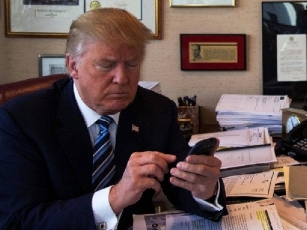 Трамп выходит в Twitter из незащищенного смартфона