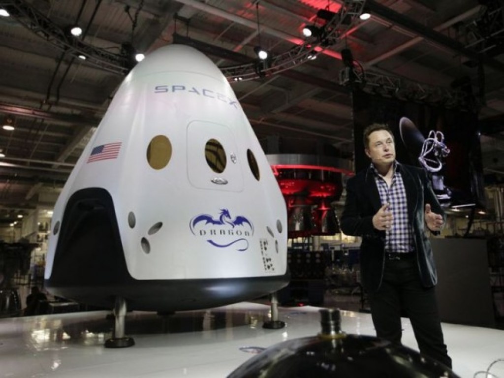 Илон Маск показал новый космический грузовик Crew Dragon (ФОТО)