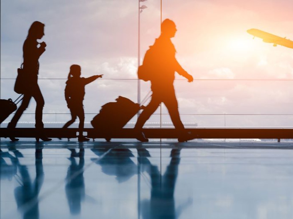 Полиция Германии останавливает в аэропорту семьи, которые везут детей на отдых до начала каникул