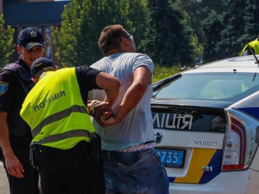 Нетрезвый мужчина на Range Rover избил патрульного в Кропивницком