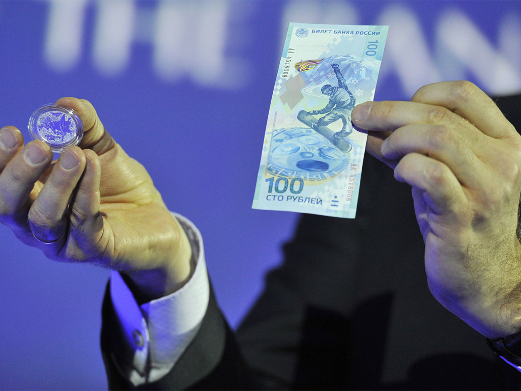 В России выпустили 100-рублевую купюру специально к Чемпионату мира по футболу (ФОТО)