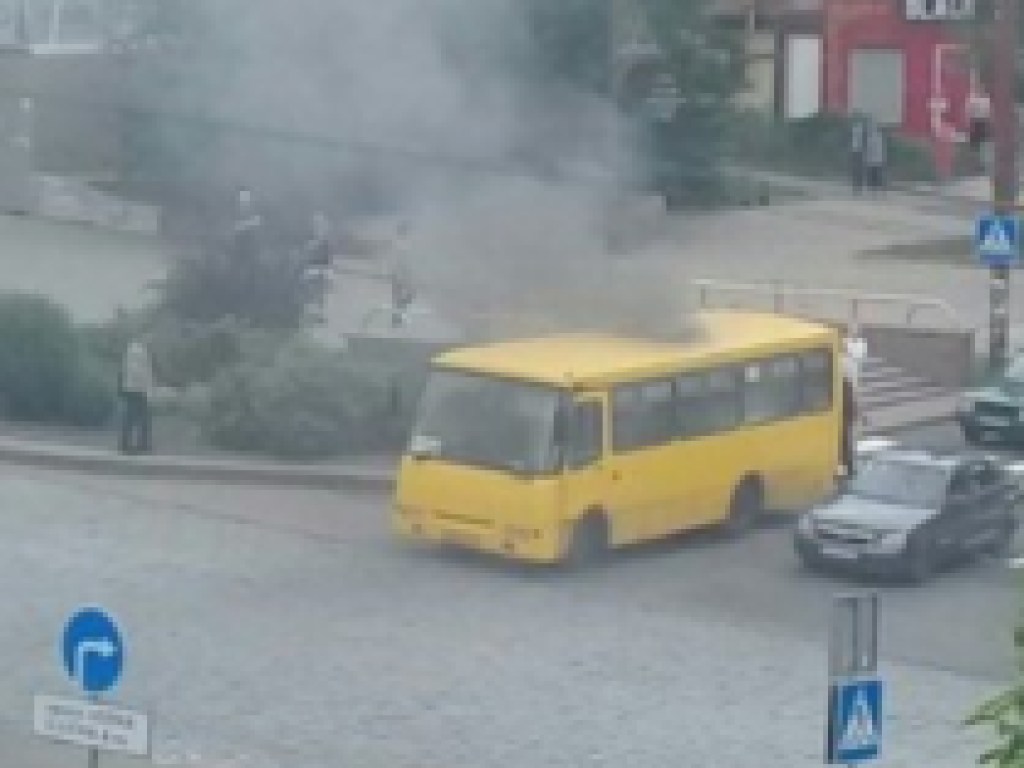В центре Донецка загорелась маршрутка (ФОТО)
