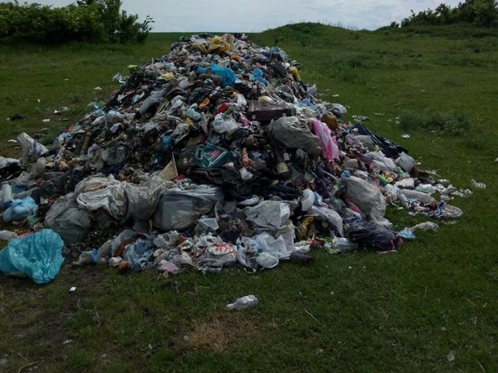 В Хмельницкой области выбросили 20 тонн львовского мусора (ФОТО)