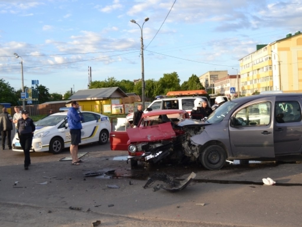 В центре Ровно столкнулись легковушка и фургон: из искореженного авто доставали женщину (ФОТО)