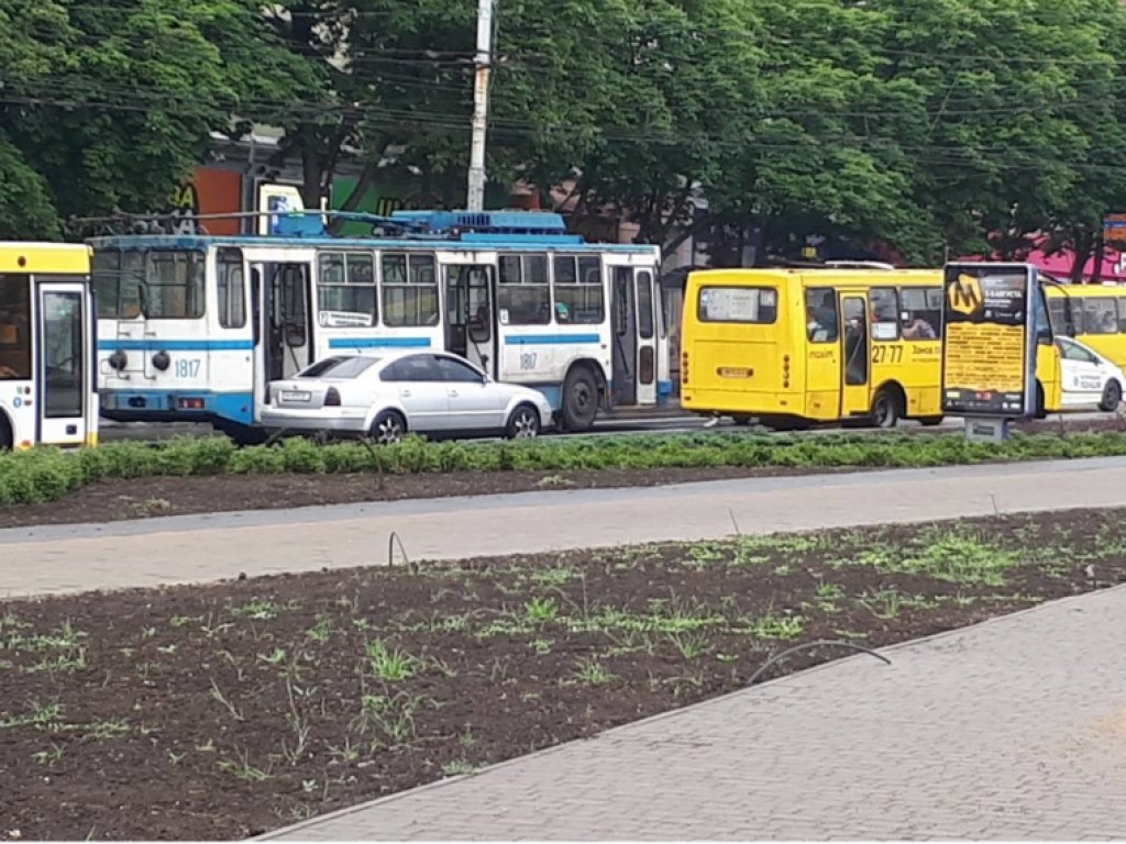 Троллейбус и легковушка столкнулись в центре Мариуполя (ФОТО)