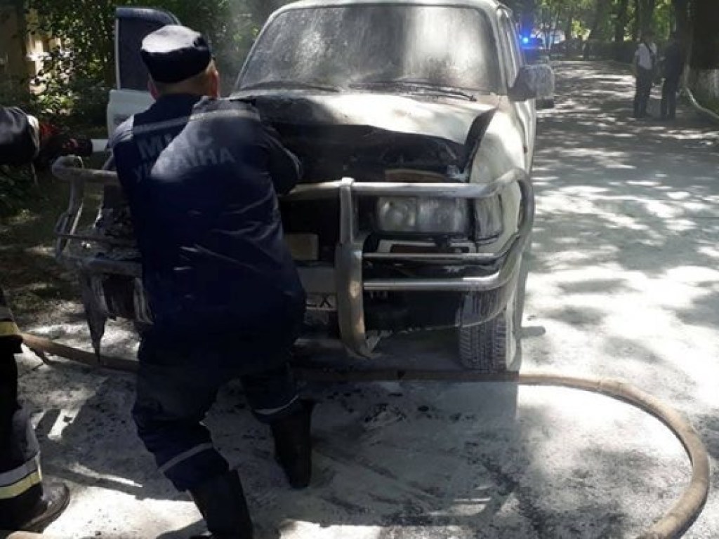 На Французском бульваре в Одессе подожгли Land Cruiser директора санатория (ФОТО)