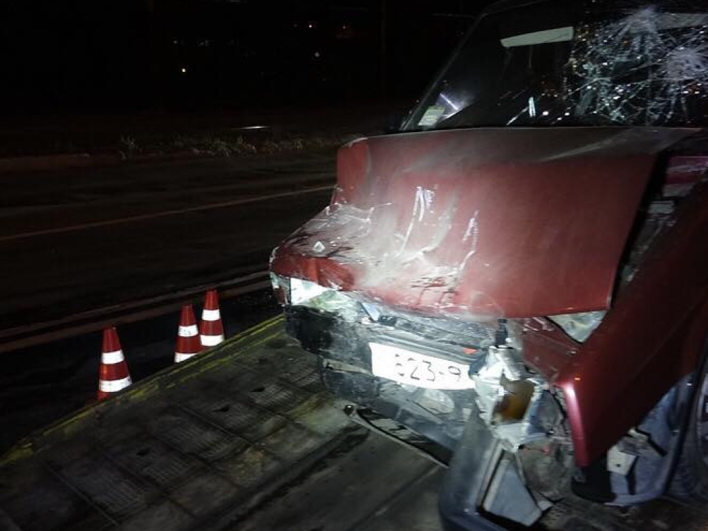 Лоб в лоб: в Мариуполе «восьмерка» врезалась в машину «скорой помощи» (ФОТО)