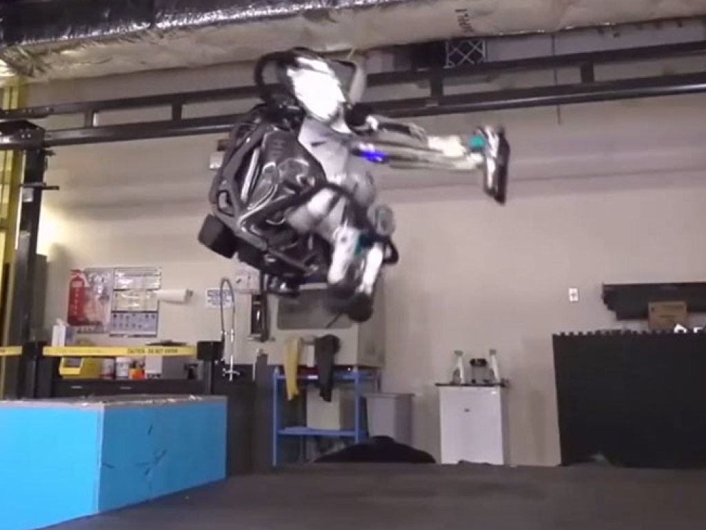 Американские инженеры научили робота делать обратное сальто в воздухе (ВИДЕО)