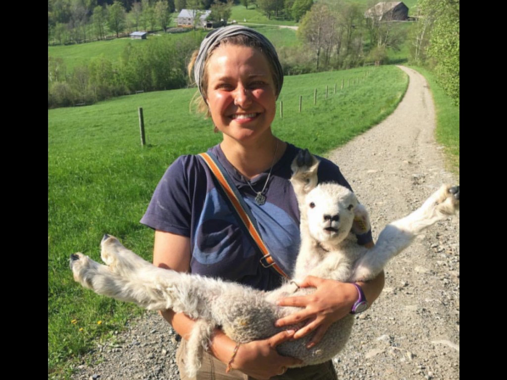 Самый счастливый ягненок в мире: сеть умилило фото девушки с овцой