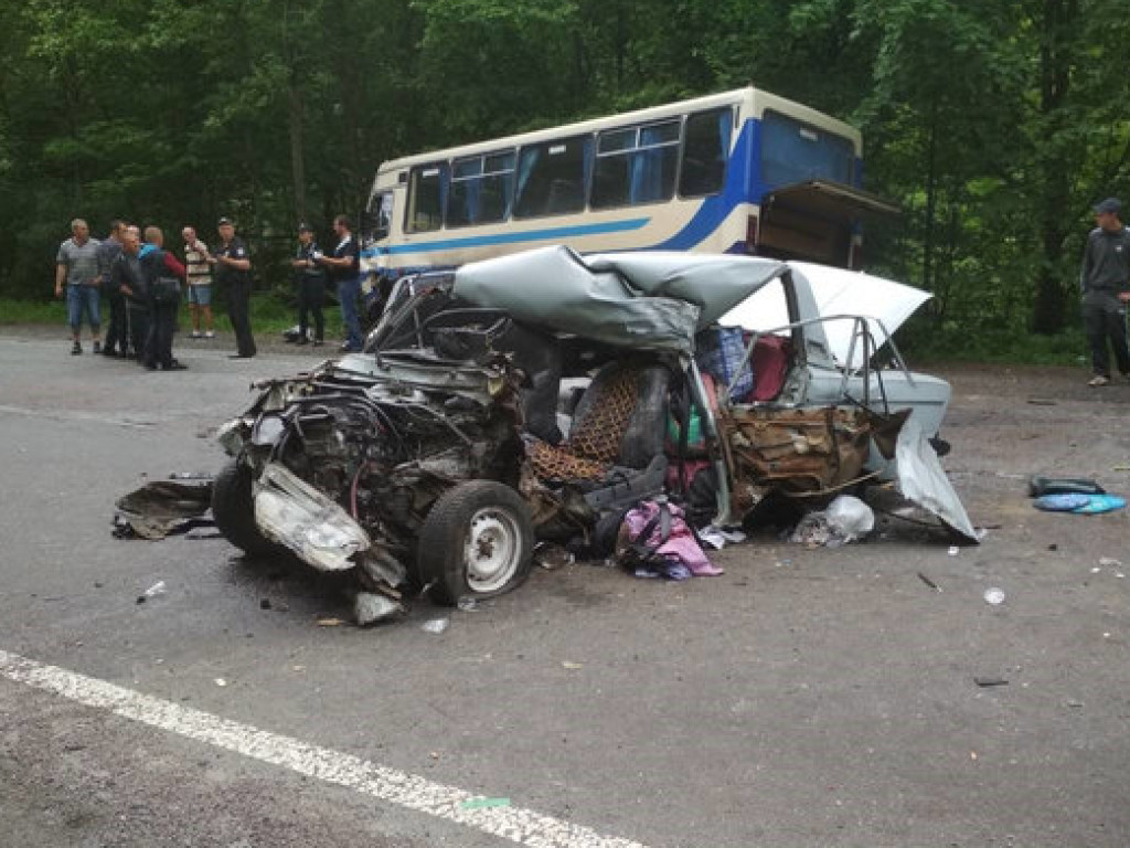 На Закарпатье произошло «лобовое» ДТП с участием автобуса и «шестерки» (ФОТО)