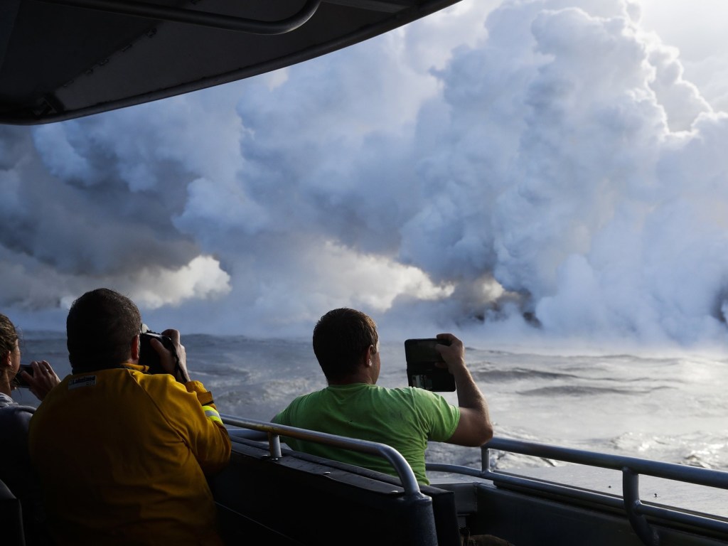 Лава вулкана на Гавайях стремительно приближается к электростанции