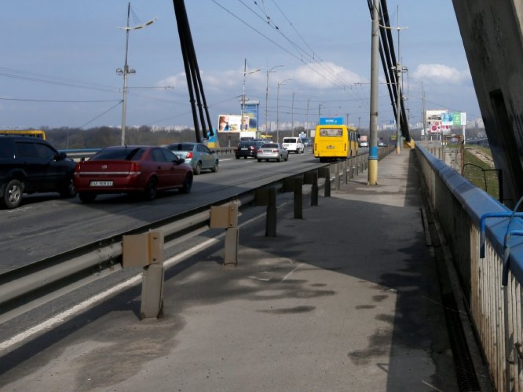 Дорожники частично ограничили движение по Северному мосту в Киеве