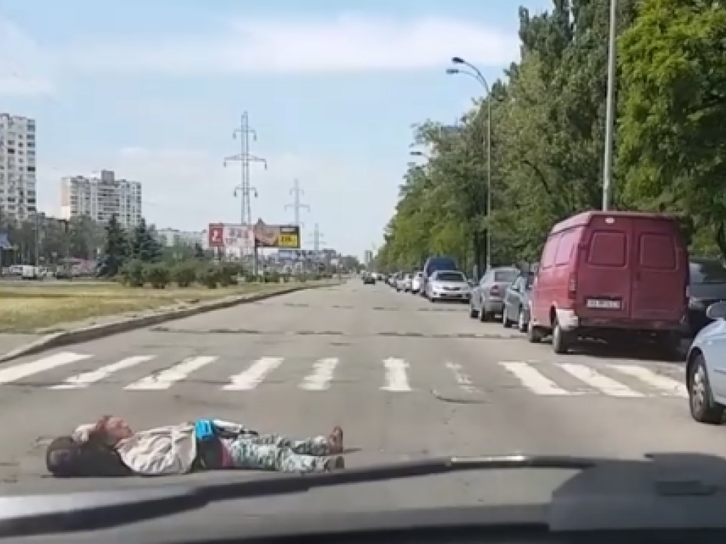 Легла отдохнуть: В Киеве женщина на проезжей части обескуражила водителей (ФОТО)