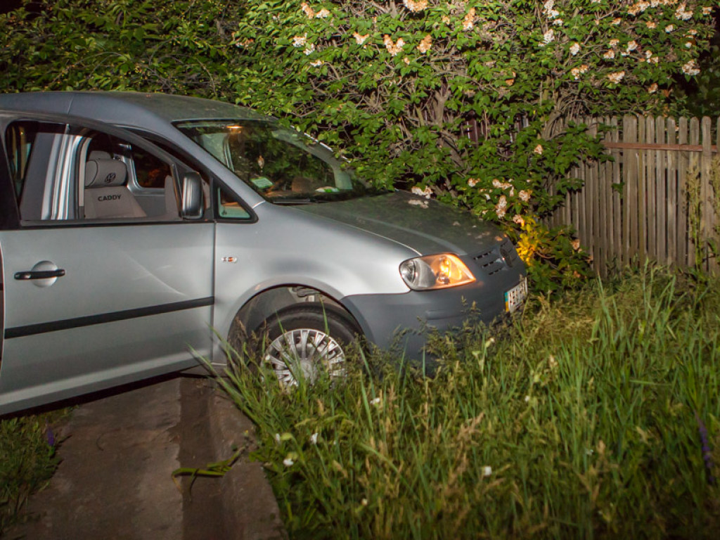 В Днепре пьяный водитель Volkswagen влетел под забор частного дома (ФОТО)