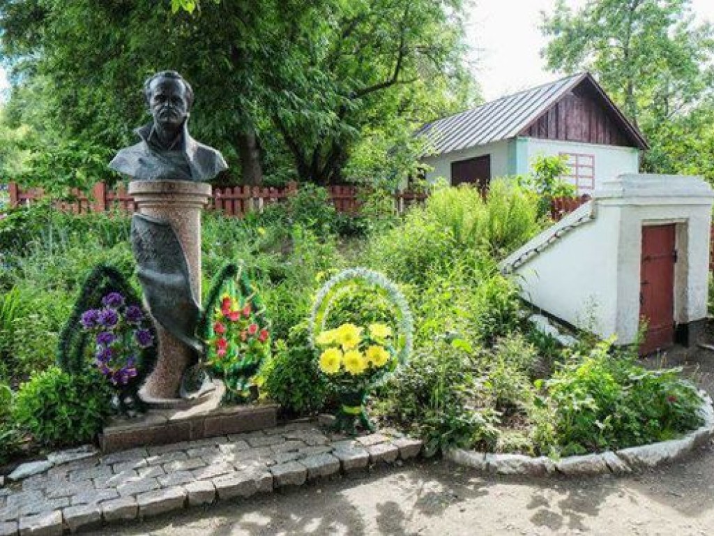 В одном из сел Черкасской области похитили бронзовый памятник Чорноволу (ФОТО)