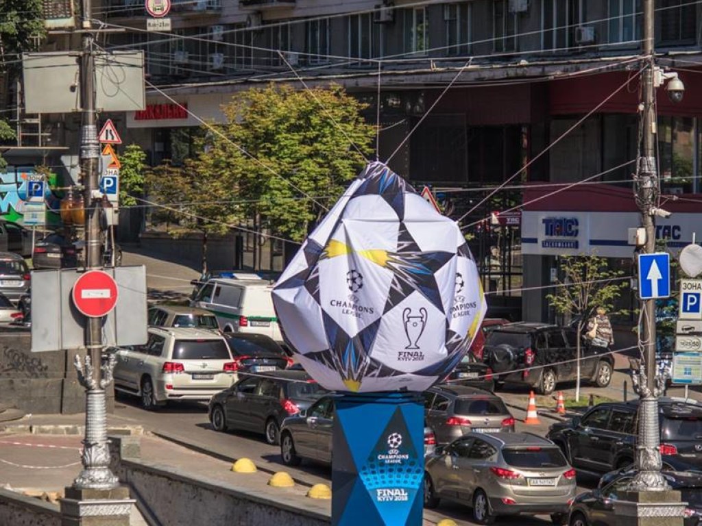 У Бессарабской площади в Киеве сдулся огромный бутафорный мяч к финалу Лиги Чемпионов (ФОТО)