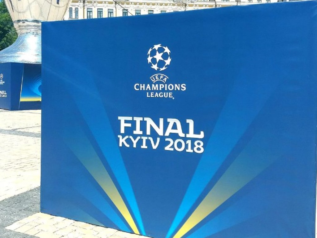 В центре Киева установили 20-метровый кубок Лиги чемпионов УЕФА (ФОТО)