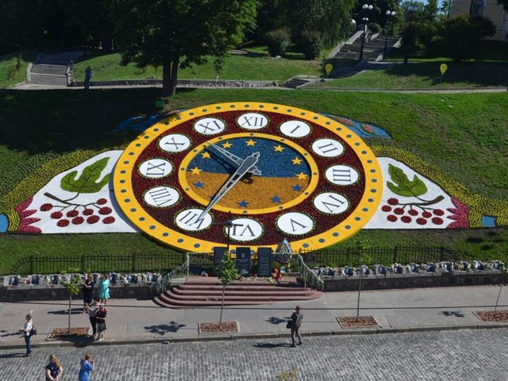 Возле Майдана Незалежности в Киеве обновили знаменитые цветочные часы (ФОТО)