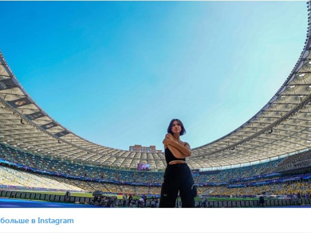 Певица Dua Lipa устроила фотосессию на стадионе «Олимпийском» (ФОТО)