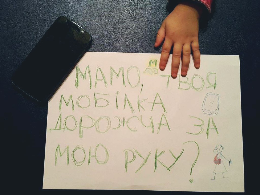 На столичной станции метро «Печерская» ребенок угодил пальцами между ступенями и балюстрадой эскалатора (ФОТО)