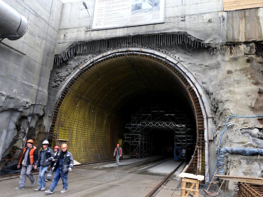 Сеть заполонили фотожабы на тему открытия Порошенко Бескидского тоннеля в Карпатах (ФОТО)