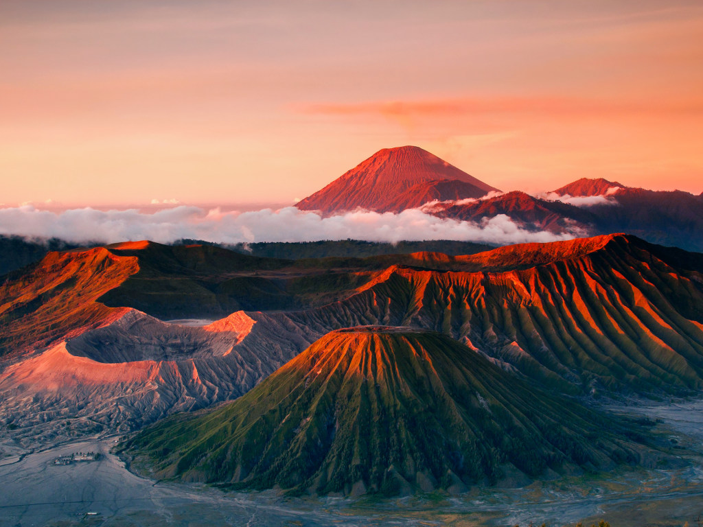 Опасный вулкан в Индонезии «выплюнул» шестикилометровый столб пепла и дыма (ВИДЕО)
