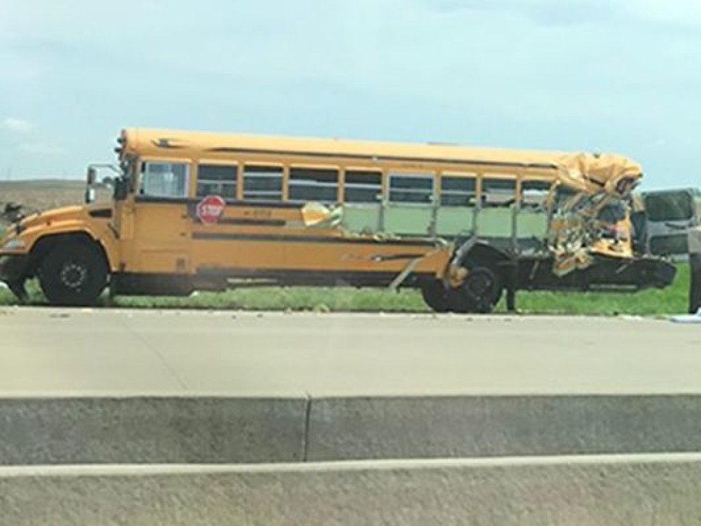 В США школьный автобус протаранила фура, десятки раненых (ФОТО, ВИДЕО)