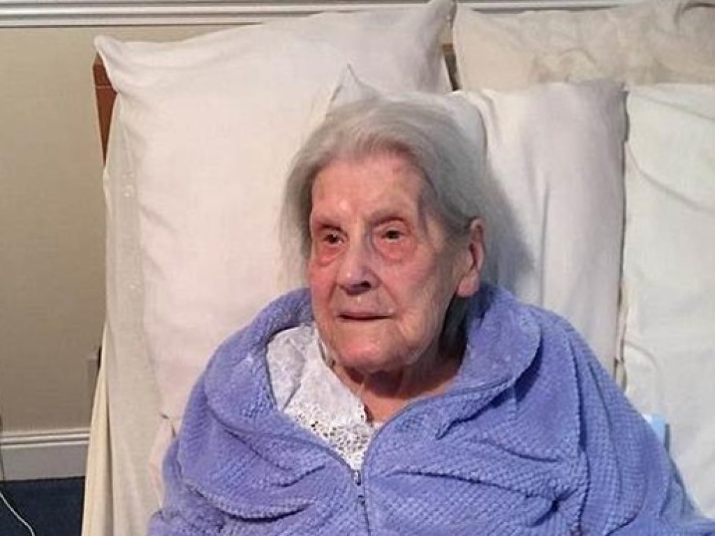 За 1,5 месяца до дня рождения: В Великобритании скончалась самая старая жительница (ФОТО)